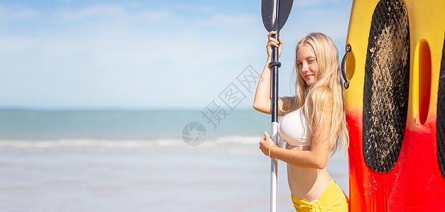 站起来桨板上的女人 在温暖的夏日海滩度假期间玩得开心 活跃的女人 划桨 登机图片