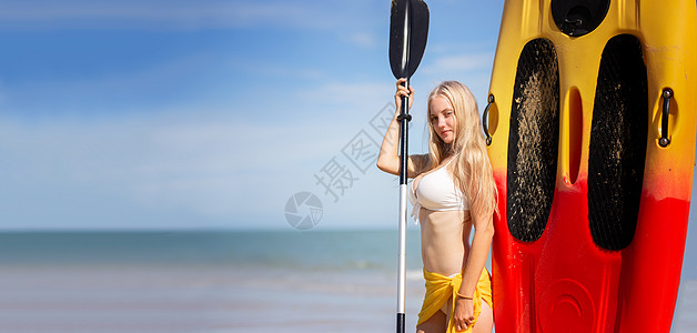 站起来桨板上的女人 在温暖的夏日海滩度假期间玩得开心 活跃的女人 户外 夏天图片