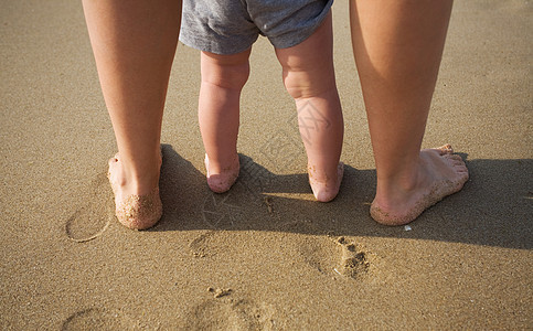 母亲和儿童在沙沙滩上行走 孩子 女孩 脚步 放松图片