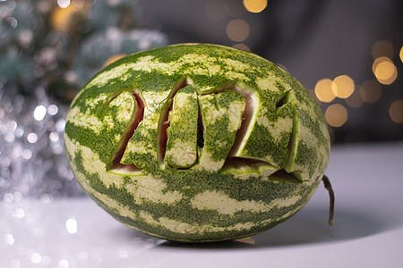 西瓜 上面有2021年的雕刻编号 下一年是新年装饰品 圣诞树 水果图片