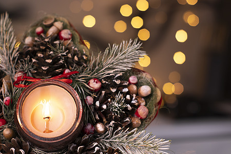 圣诞装饰品 明星形状由树枝制成 上面有新年玩具和蜡烛 木头 庆典图片