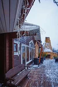 滑雪度假胜地上的雪雪屋 滑雪胜地 俄罗斯 木制的 假期背景图片