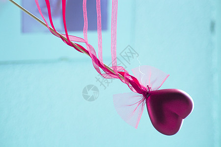 红心附在一根带弓的棍子上 浪漫的 快乐的 情人节背景图片
