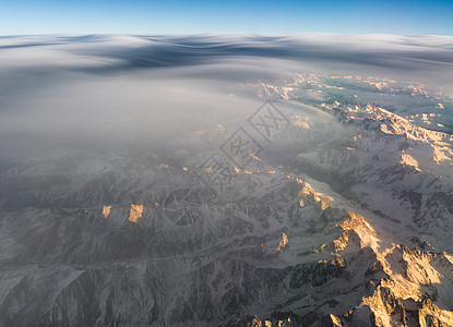 高加索的云和日落平面窗口视图 旅游 山 气氛图片