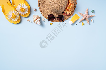 夏季海滩背景设计概念 有贝壳 帽子 拖鞋 在黄色背景 防晒霜 旅行图片