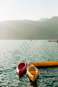 Kayaks停靠在水中 没有人的空皮艇图片