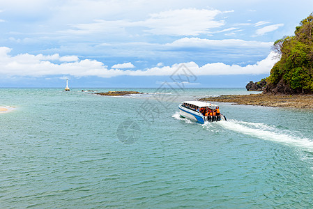 高速船正驶离太野岛海岸 海滩 沙吞 景点 海洋 速度图片