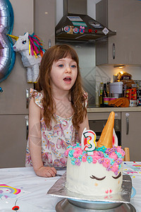生日蛋糕的女婴吹风蜡烛 蓝色的 女孩们 孩子 裙子 奶油图片