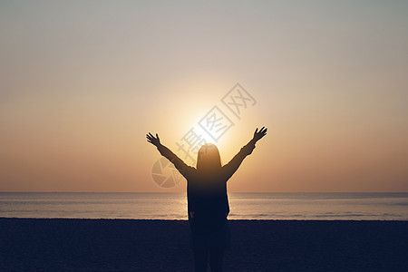 妇女游遍世界各地 夏季沙滩自由 放松生活;和 夏天 海滩图片