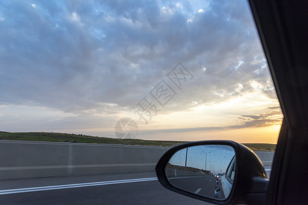 从侧车镜子看到道路和天空 质量高图片