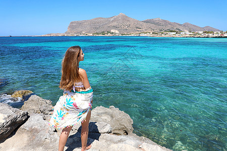 美丽的女孩在西西里法维尼亚纳海滩享受微风 蓝色的 山脉图片