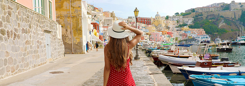 意大利的假日 意大利普罗西达令人惊叹的多彩海港 美少女的全景横幅图片