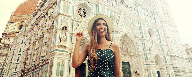 佛罗伦萨美丽的旅游女人画像 背景是大教堂 旅行女孩在意大利与佛罗伦萨地标 老式过滤器图片