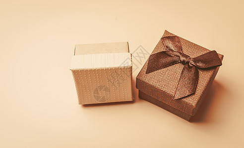 两个复古米色盒子 在米色孤立的背景上带有蝴蝶结 柔和色调 设计模板 复制空间图片
