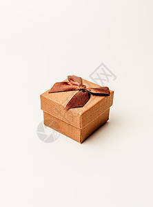 有棕色丝带的葡萄酒礼物盒在白色背景 隔绝 复制空间 销售 折扣 圣诞礼物和购物的概念 编织 惊喜图片