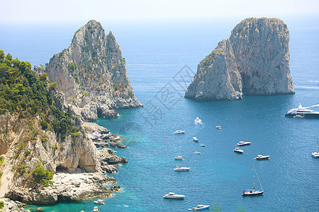 意大利卡普里岛的景色在美丽的夏日中 与法拉格里奥尼岩石图片