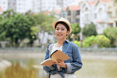 旅游者快乐阅读指南书 女性旅行者在寻找复制空间图片