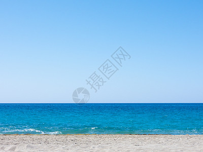 海滩背景 海面平静 天空清晴和灰沙图片