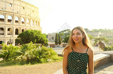 在罗马 微笑的美丽女孩的肖像 日落时的背景是Colosseum 意大利的暑假 裙子 假期图片
