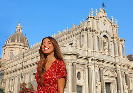 在意大利西西里Catania大教堂的暑假期间 对来到该教堂的年轻旅游女孩微笑图片