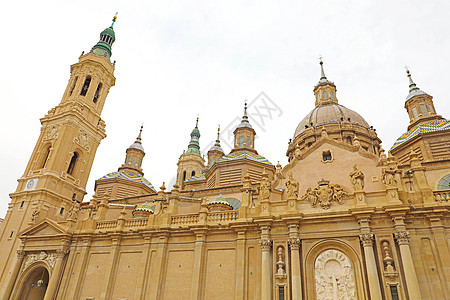 位于西班牙阿拉贡萨拉戈萨的我国支柱夫人巴西大教堂圆顶和塔楼详情图片