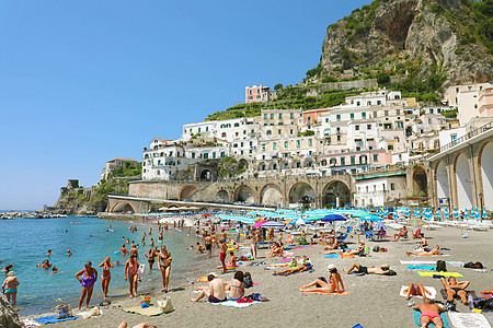 2018年7月2日 意大利阿马尔菲海岸阿特拉尼海滩上的人图片