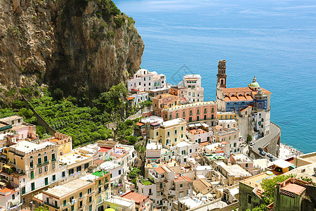 意大利阿马尔菲海岸 绿树枝与悬崖岩之间的Atrani村美丽的空中观察 浪漫的 那不勒斯图片