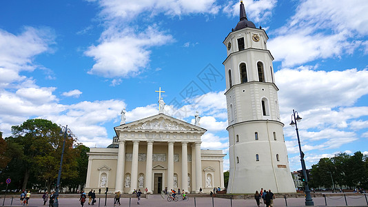 7 2018年6月7日 蓝天有白云和广场游客的维尔纽斯大教堂 立陶宛图片
