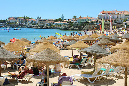 CASCAIS PORTOGAL - 2018年6月25日 葡萄牙卡斯凯海滩的游客和当地人日光浴图片