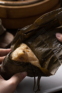 在龙船节庆典上吃宗子大米包 热的 饺子 竹子 假期图片