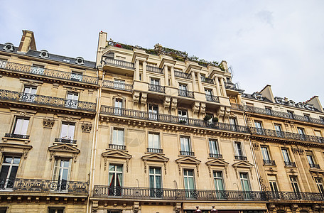 法国巴黎建筑 传统公寓楼的外墙 旧式公寓楼 地标 屋顶图片