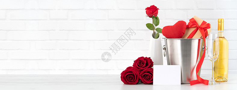 以葡萄酒 礼物和玫瑰花束庆祝情人节 心 浪漫的图片