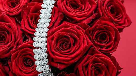 豪华钻石手镯和红玫瑰花束 情人节的首饰爱情礼物以及浪漫节日送礼 销售 婚礼图片