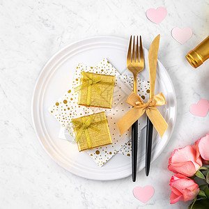配上礼物和粉红玫瑰 用于情人节特殊餐点概念 桌子 盒子图片
