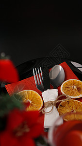 庆祝圣诞晚宴的设置 在黑色桌桌和装饰 热红酒图片