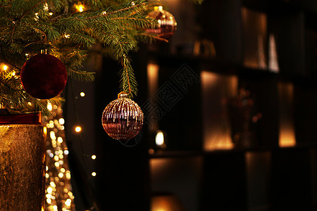 新年2021年 圣诞美丽的灯光在深金背景上闪耀 作品 礼物图片