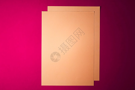 空白A4纸 粉红背景的棕褐色作为办公文文具平板 豪华品牌平铺牌和模型品牌设计 贵宾 礼物图片