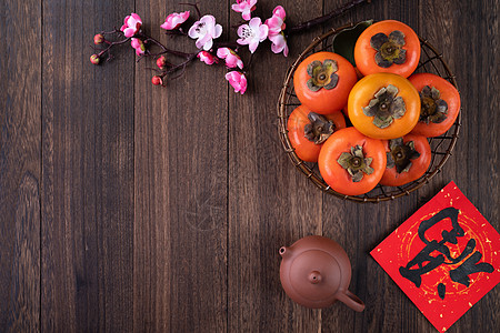 新的中国月球新年鲜甜的 有木制桌底叶叶子的全西蒙 茶 祝福图片