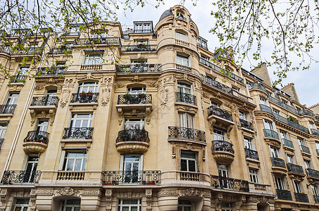 法国巴黎建筑 传统公寓楼的外墙 旧式公寓楼 奢华 栏杆背景图片