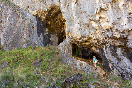 女性探险者进入洞穴系统图片