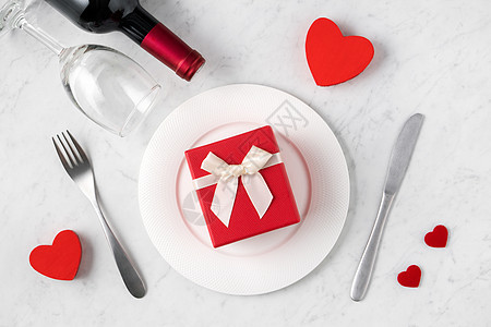 配上餐具 丝带 礼物和玫瑰 用于情人节特殊膳食概念 空的 宴会图片