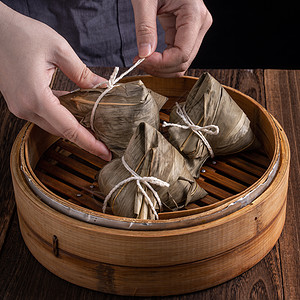 稻子 松子 — 龙船节 中国传统烹饪食品包在黑底木桌的蒸汽机上 关闭 复制空间 节日 盘子图片