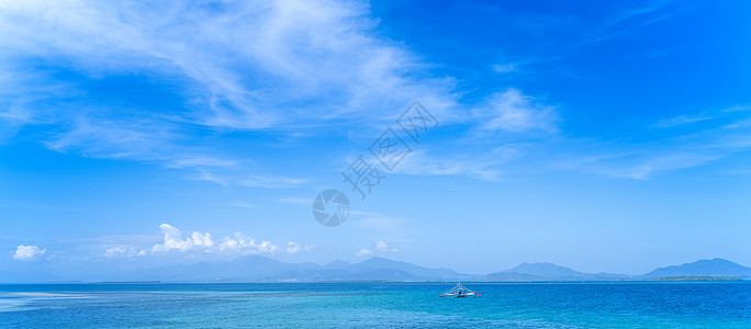 淡蓝天背景 度假和海上旅行概念 复制空间隔离的美丽海景 岛 巴哈马图片