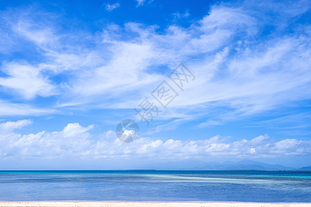 淡蓝天背景 度假和海上旅行概念 复制空间隔离的美丽海景 水 波浪图片
