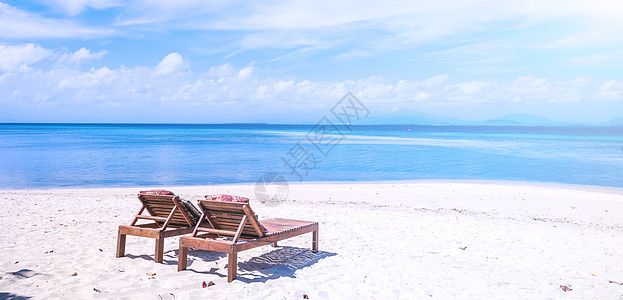 在惊人的美丽的沙滩的椅子在有蓝天的海洋附近 旅游理念的夏季休闲平静假期的概念 空的拷贝空间 热带风景的启发 阳光 蓝色的图片