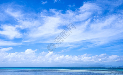 淡蓝天背景 度假和海上旅行概念 复制空间隔离的美丽海景 太阳 晴天图片
