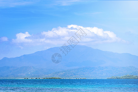 淡蓝天背景 度假和海上旅行概念 复制空间隔离的美丽海景 空的 阳光图片