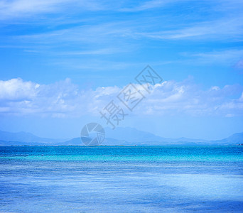 淡蓝天背景 度假和海上旅行概念 复制空间隔离的美丽海景 马尔代夫 横幅图片