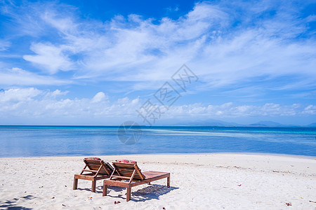 在惊人的美丽的沙滩的椅子在有蓝天的海洋附近 旅游理念的夏季休闲平静假期的概念 空的拷贝空间 热带风景的启发 阳光 家庭图片