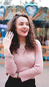 女孩周末早上在游乐园里冷却 笑的女模特儿 情感 女士图片